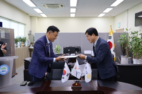 MOU를 교환하고 있는 강수창 &정준영 회장