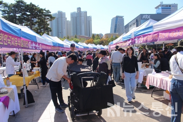 ▶ 북적북적 구름 인파 운집